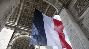 Fitch rebaja la deuda de Francia un escalón por la degradación de sus finanzas públicas