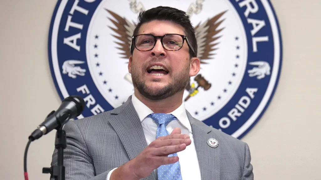 Florida indaga a exempleados de Biden por investigar grupos conservadores como el de Kirk - AlbertoNews