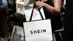 Francia, en pie de guerra contra la injerencia comercial china con la ley anti-Shein