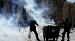 Francia sacudida por crisis política y cerca de 300 detenidos