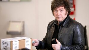 Fuerte derrota electoral de Milei que compromete la gobernabilidad en Argentina | elperiodico.com