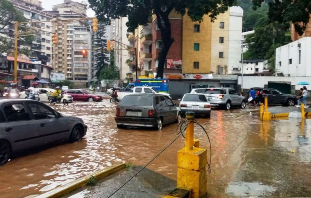 Fuertes lluvias golpean a Caracas, La Guaira, Miranda, Carabobo y Aragua - AlbertoNews