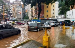 Fuertes lluvias golpean a Caracas, La Guaira, Miranda, Carabobo y Aragua – AlbertoNews