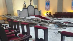 Fuertes ráfagas de viento derrumban ventanal en Catedral de Maturín