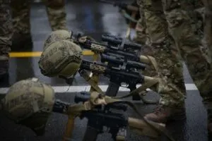 Gasto militar mundial alcanzó récord de $2,7 billones: con 4% se erradicaría el hambre