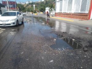 Hueco y aguas servidas frente a Corpoelec Catia la Mar