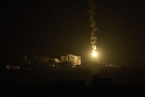 ISRAEL KATZ | Israel intensifica sus ataques en la Franja y su ministro de Defensa lo celebra: «Gaza arde» | elperiodico.com