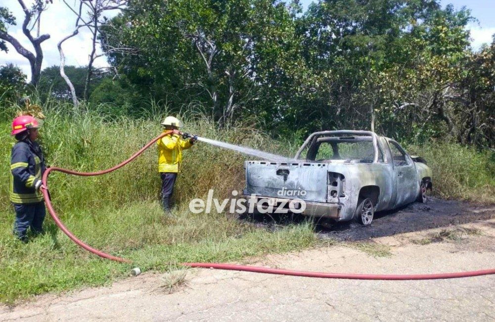 Incendio consumió camioneta Silverado de PDVSA en una carretera al sur de Anzoátegui