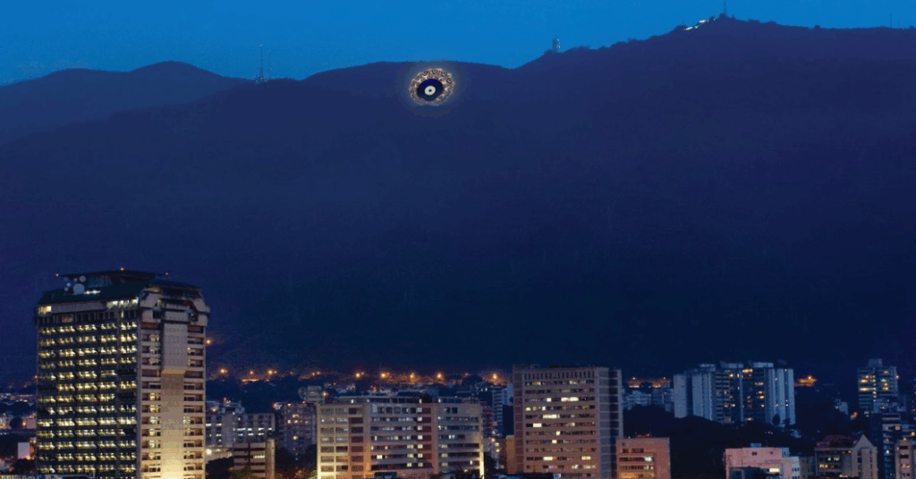 Instalan ojo turco gigante en el Ávila para ver si por fin pasa algo bueno