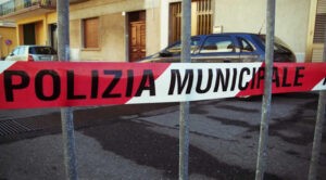 Intenta suicidarse desde un edificio pero cae sobre su vecina y es acusado de homicidio