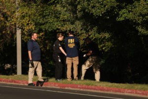 Investigadores tienen imágenes del asesino de Charlie Kirk y el rifle que posiblemente usó