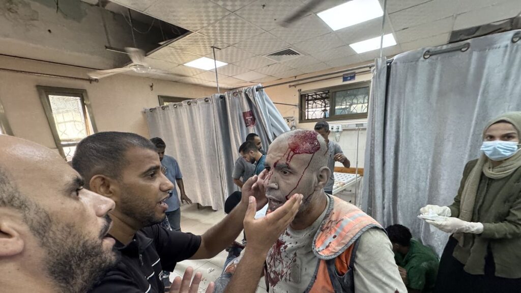Israel atacó un hospital de Gaza y mató al menos a 19 personas, incluidos periodistas