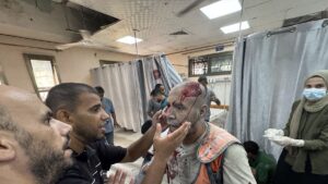 Israel atacó un hospital de Gaza y mató al menos a 19 personas, incluidos periodistas