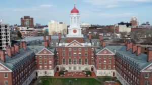 Jueza declara ilegal el bloqueo de fondos a Harvard