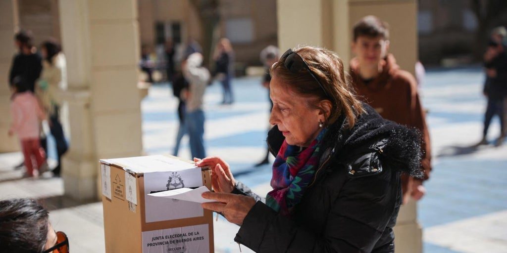 Karina Milei acude a votar escoltada por policías y simpatizantes