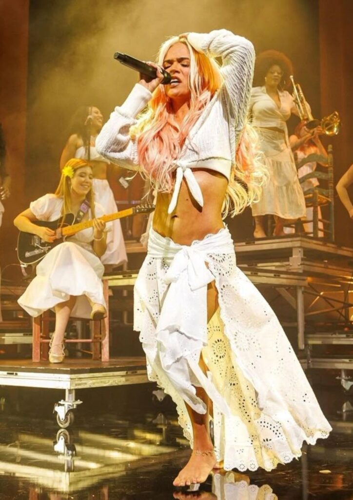 Karol G, la primera latina en presentarse en el Crazy Horse de París