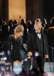 Karol G y Andrea Bocelli juntos en un concierto en el Vaticano