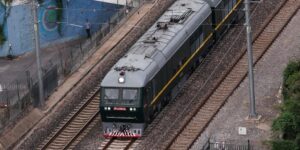 Kim Jong Un viaja a China en un tren blindado para asistir al desfile militar con Putin y Xi Jinping