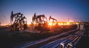 La OPEP+ decide aumentar su producción en octubre a un ritmo menor: 137.000 barriles