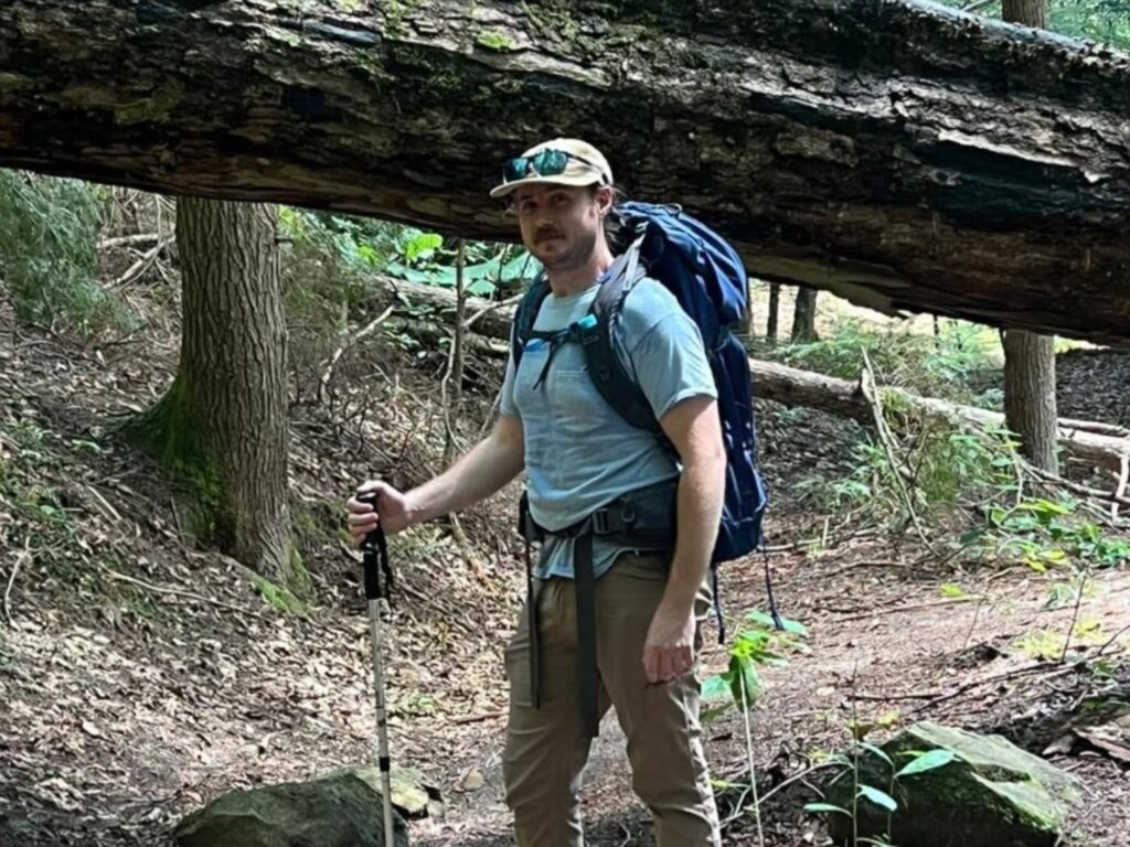La pesadilla que vivió un senderista al sentir un dolor agudo en su pantorrilla mientras caminaba en un bosque