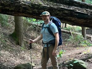 La pesadilla que vivió un senderista al sentir un dolor agudo en su pantorrilla mientras caminaba en un bosque