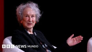 La sátira con la que la escritora Margaret Atwood responde a la prohibición de leer en escuelas de Canadá su famosa obra «El cuento de la criada»