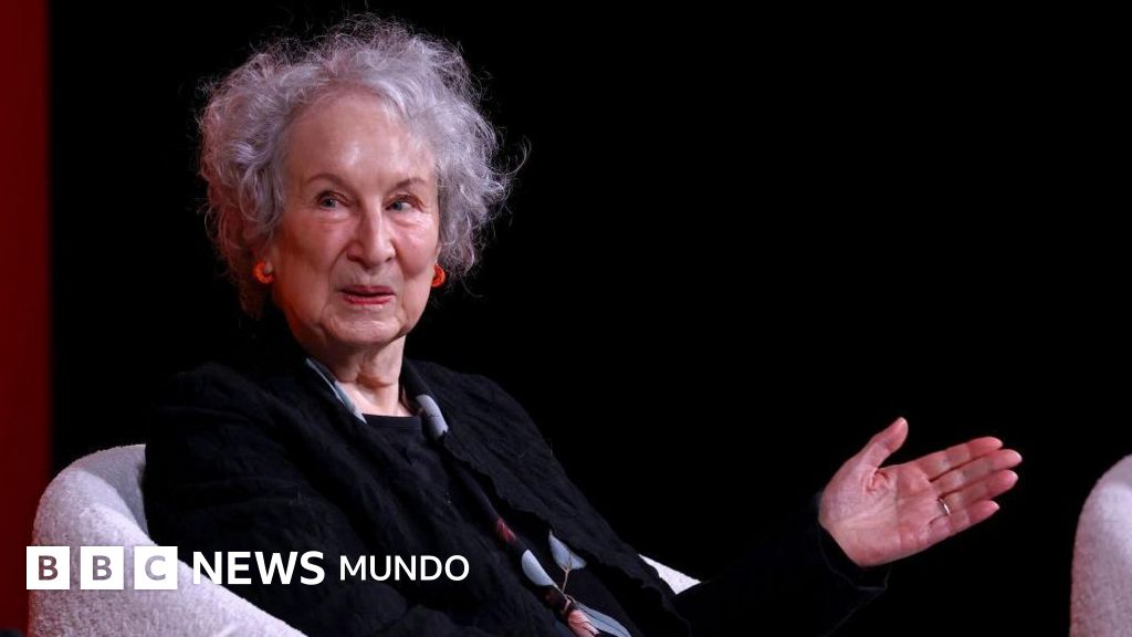 La sátira con la que la escritora Margaret Atwood responde a la prohibición de leer en escuelas de Canadá su famosa obra "El cuento de la criada"