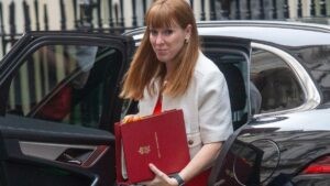 La viceprimera ministra británica, en la cuerda floja por un presunto caso de evasión fiscal | elperiodico.com