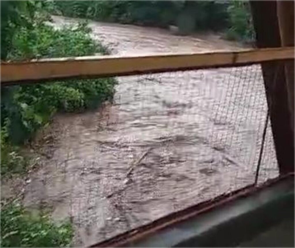 Las persistentes lluvias ocasionaron la crecida de ríos en distintos municipios