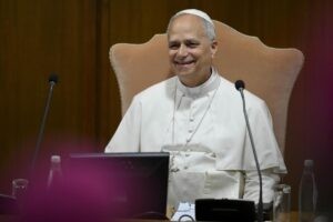 León XIV dice a obispos que abusos en la Iglesia «no pueden meterse en un cajón»