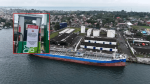 Llegó gasolina a Tumaco en un barco desde Perú; distribuidores señalan que no es suficiente para apaciguar desabastecimiento del combustible en Nariño
