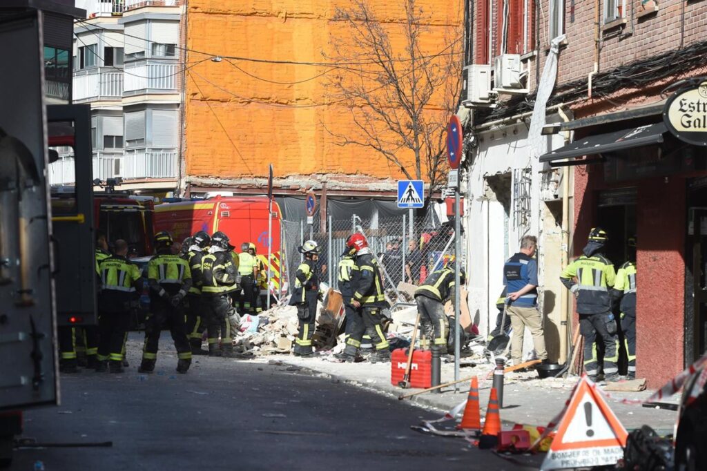 Los Bomberos hallan el cuerpo sin vida de un hombre bajo los escombros de la explosión en un bar en Vallecas