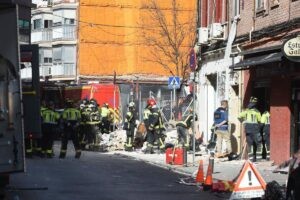 Los Bomberos hallan el cuerpo sin vida de un hombre bajo los escombros de la explosión en un bar en Vallecas | europapress.es