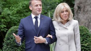 Los Macron presentarán pruebas científicas para demostrar que Brigitte es mujer | elperiodico.com