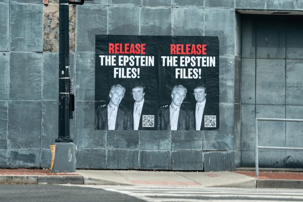 Los demócratas publican la felicitación de cumpleaños de Trump a Epstein que el presidente negó que existiera