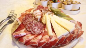Los dos embutidos tradicionales que debes consumir más de dos veces al mes porque están cargados de hierro