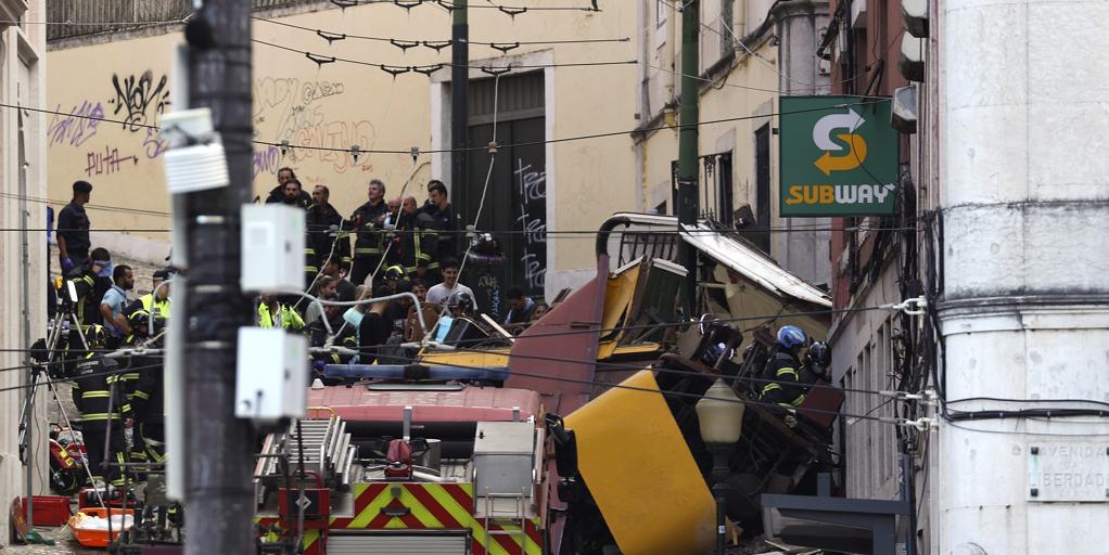 Los dos españoles heridos en el accidente del funicular de Lisboa reciben el alta