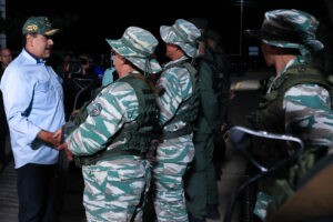 Maduro anuncia un despliegue de militares en comunidades para enseñar «manejo de armas»