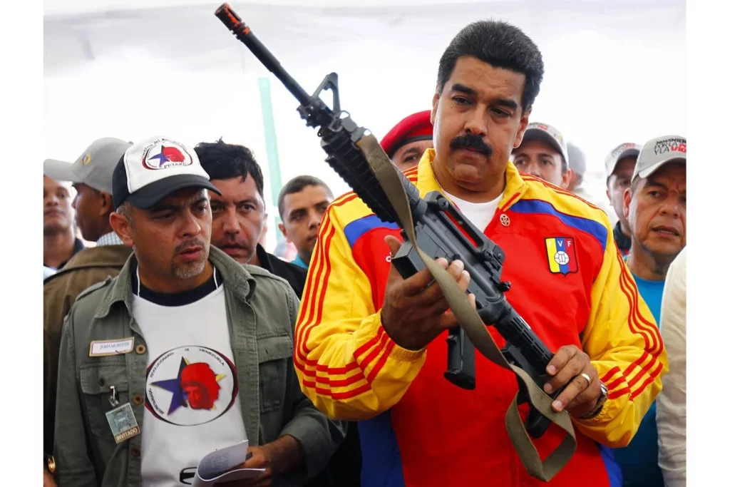 Maduro con fusil en mano