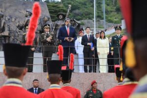 Maduro asegura que Venezuela seguirá «de pie» y «en paz» ante nueva embestida de EEUU
