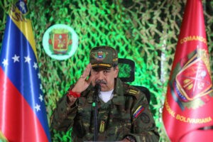 Maduro enviará militares a comunidades para enseñar manejo de armas