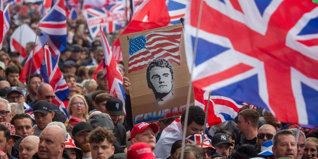 Manifestantes de extrema derecha atacan a la policía durante una marcha de 100.000 personas contra la inmigración en Londres