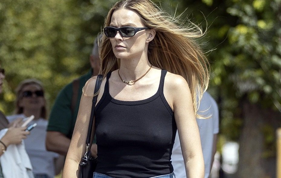 Margot Robbie marcando pezones por Londres