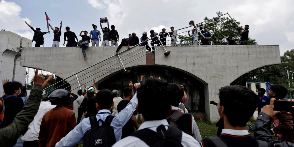 Más de 10.300 presos continúan fugados tras las protestas en Nepal