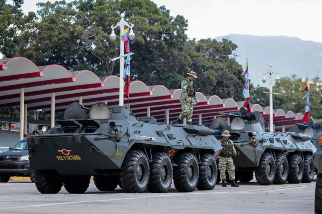 Militares en tanquetas recorren Caracas antes de iniciar adiestramiento en comunidades