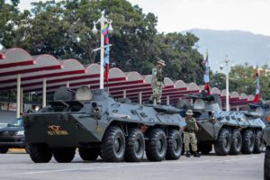 Militares en tanquetas recorren Caracas antes de iniciar adiestramiento en comunidades