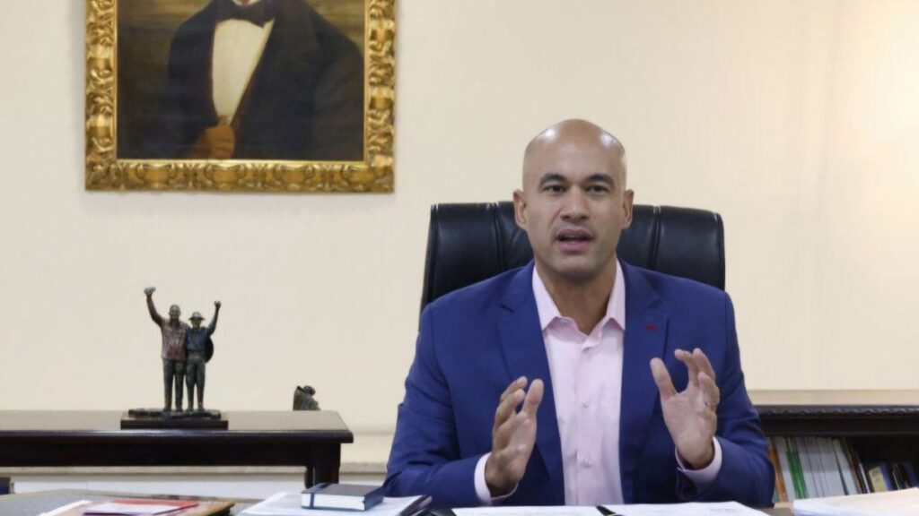 Ministro insta a padres y docentes a batallar contra uso de RRSS