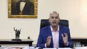 Ministro insta a padres y docentes a batallar contra uso de RRSS