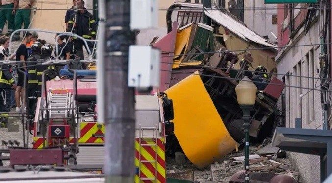 Mueren al menos 15 personas al descarrilar un funicular en Lisboa
