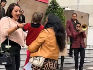 Mujer contrató una banda para celebrar su divorcio a las afueras de un tribunal (VIDEO)